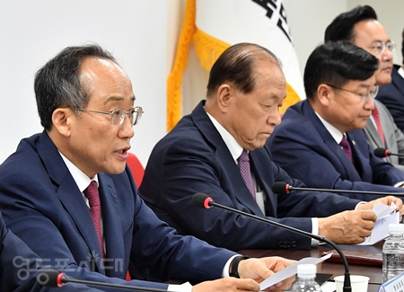 ▲추경호 원내대표(왼쪽)가 채 상병 특검을 추진하고 있는 미주당을 향해 “국정 혼란을 부추기고 정권을 흔들기 위한 탄핵 주장을 멈추기를 바란다”라고 말하고 있다. Ⓒ영등포시대 