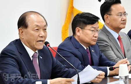 ▲황우여 비대위원장(왼쪽)이 23일 여의도 당사에서 열린 비대위원회 모두 발언에서 육군 32사단 신병교육대에서 발생한 불의의 사고에 대해 “우리 모두의 마음을 비통하게 했다”라며 안타까움을 토로하고 있다. Ⓒ영등포시대 