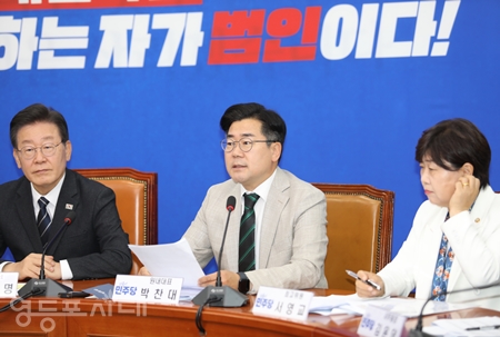 ▲박찬대 원내대표(가운데)가 정부와 국민의힘이 채 상병 특검 거부 이유로 밝힌 내용에 대해 조목조목 반박한 후 “반대를 위한 반대만 하다가 국민으로부터 버림받는다는 사실을 대통령과 국민의힘은 알아야 한다”라고 경고하고 있다.Ⓒ영등포시대