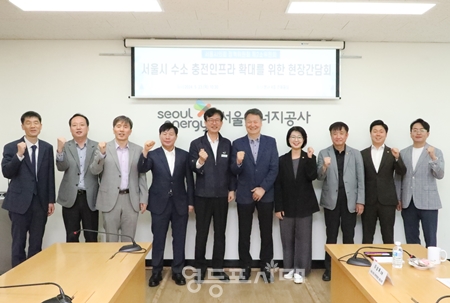▲정책위원회 의원과 서울에너지공사 관계자들이 기념 촬영을 하고 있다.