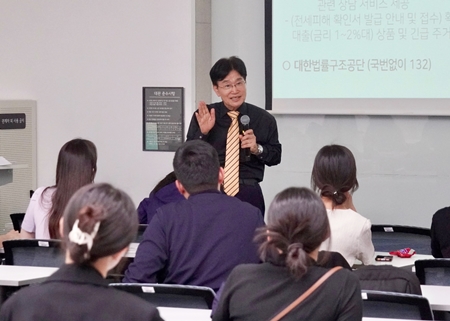 ▲ 서울시의회 김용일 의원이 서울 시민청에서 청년들을 대상으로 ‘전세사기 예방을 위한 임대차계약’ 특강을 진행하고 있다./이미지=서울시의회 제공