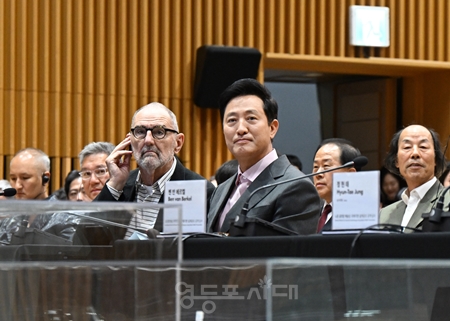 ▲오세훈 서울시장이 28일, 시청 다목적홀에서 열린 '노들섬 국제지명설계공모 공개심사'에 참석한 가운데, 심사위원들과 함께 노들섬 추진경과를 청취하고 있다./이미지=서울시 제공