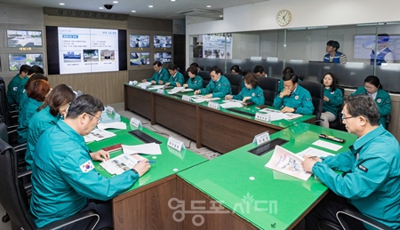  ▲최호권 영등포구처장(오른쪽)이 2024 풍수해재난안전대책본부 회의를 진행하고 있다./이미지=영등포구 제공 