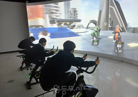 ▲ 과천과학관 미래상상SF관 자전거 시뮬레이터-미래세상체험/이미지=영등포구 제공