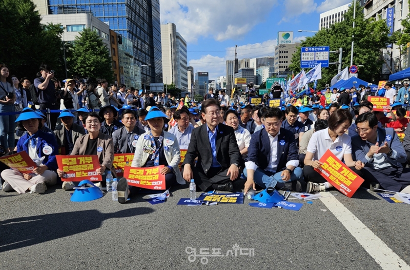 ▲‘윤석열 정권 규탄 및 해병대원 특검법 관철을 위한 범국민대회’에 참가한 이재명 대표와 지도부가 맨 앞에 함께 앉아있다.ⓒ영등포시대