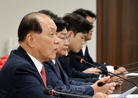 ▲황우여 국민의힘 비상대책위원장(왼쪽)이 6월 3일 여의도 당사에서 열린 비대위원회 모두 발언에서 “전당대회를 가급적 올림픽 경기 시작 전에 맞춰보려고 한다”라고 밝히고 있다. Ⓒ영등포시대