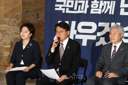 ▲황운하 조국혁신당 원내대표가 4일 국회 본청 로텐더홀에서 열린 최고위원회 모두 발언에서 “수사와 기소 분리의 검찰개혁 3법 당론으로 발의할 것이다”라고 밝히고 있다. Ⓒ영등포시대