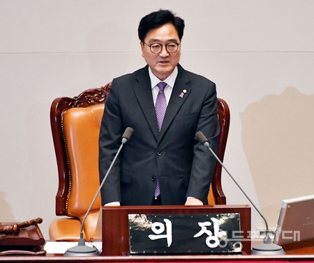 ▲우원식 국회의장이 당선 인사에서 “국민의 삶 가까이 있는 국회, 국민이 기댈 수 있는 국회를 만들기 위해 저는 매일 매 순간 최선의 노력을 다할 것이다”라고 다짐하고 있다. Ⓒ영등포시대