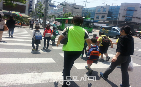 ▲하굣길 교통안전지도사가 어린이와 함께 집까지 동행하는 교통안전지도사업(워킹스쿨) 