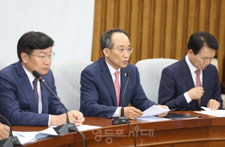 ▲추경호 원내대표(가운데)가 6월 7일 국회에서 열린 원내대책회의 모두 발언에서 “민주당은 단독으로 의장 선출한 지 단 이틀 만에 소수당이 자신들을 따르지 않으면 상임위원장을 독식하겠다고 엄포를 연일 놓고 있다”라고 비판하고 있다. Ⓒ영등포시대 