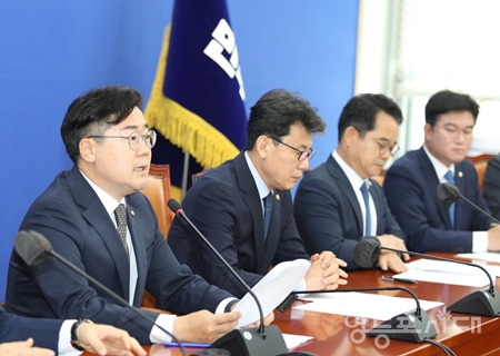 ▲박찬대 원내대표(왼쪽)가 6월 11일 국회에서 열린 원내대책회의 모두 발언에서 “국민의 대표인 국회가 국민의 눈치를 보지 않고 용산 권력의 눈치만 보는 것은 청산해야 할 낡은 정치, 나쁜 정치의 표본이다”라며 국민의힘을 강하게 비판하고 있다. Ⓒ영등포시대