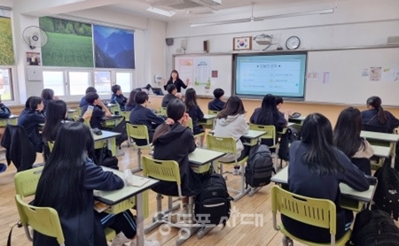 ▲‘우리가 만드는 E세상’에 참여하고 있는 대림중학교 1학년 학생들/이미지=시립문래청소년센터