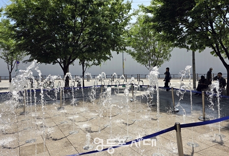 ▲영등포구 한 아파트 앞에 조성된 바닥 분수대 Ⓒ영등포시대