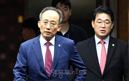 추경호 원내대표(왼쪽)가 6월 14일 의회정치 원상복구 의원총회를 위해 배준영 원내수석부대표와 국회 예결위장에 들어서고 있다. Ⓒ영등포시대