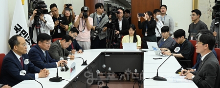 ▲추경호 원내대표(왼쪽)가 6월 14일 오동운 공수처장(오른쪽)에게 “공수처가 정말 총력을 기울여서 이 사건이 조기에 완결돼서 수사 결과를 국민께 발표할 수 있도록 해달라”라고 촉구하고 있다. Ⓒ영등포시대