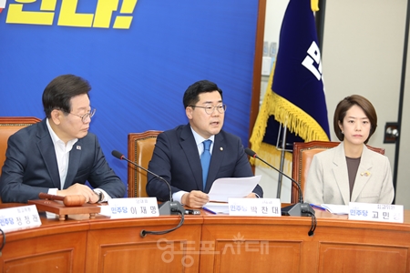 ▲박찬대 원내대표(가운데)가 “국민의힘은 원 구성에 협조하기는커녕 이미 구성된 11개 상임위원회도 새로 구성하자고 떼를 쓰고 있다”라고 주장하고 “자기들이 일하기 싫다고 남들도 일하지 못하게 방해하겠다는 심보 아니냐?”라고 따져 묻고 있다. Ⓒ영등포시대