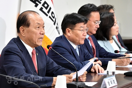 ▲황우여 비대위원장이 6월 17일 서울 여의도 당사에서 열린 비대위원회 모두 발언을 통해  “세계 각국 중앙은행의 금리 인하가 이어지고 있다”라며 “서민 경제의 가장 핵심이 바로 이 금리 문제인 것을 직시하여 이 문제에 대하여 당과 정부가 나섰으면 한다”라고 밝히고 있다. Ⓒ영등포시대