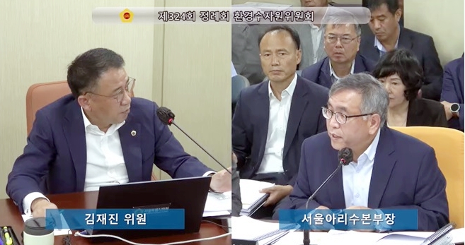 ▲서울시의회 환경수자원위원회 김재진 의원은 제324회 정례회의에서 서울시 아리수 본부장을 상대로 질의를 하고 있다.