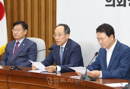 ▲추경호 원내대표(가운데)가 6월 18일 국회에서 열린 원내대책회의 모두 발언에서 “이재명 대표 한 사람의 사법 리스크가 삼권분립, 언론, 의회, 정당, 그리고 민주주의를 모두 파괴하고 있다”라고 직격탄을 날리고 있다. Ⓒ영등포시대