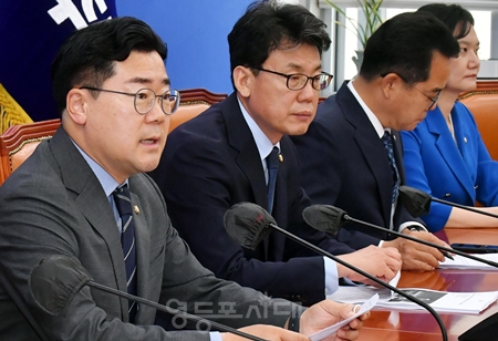 ▲박찬대 원내대표(왼쪽)가 6월 18일 국회에 열린 원내대책회의 모두 발언에서 국민의힘이 상임위 강제 배정에 대한 권한쟁의심판을 국민의힘 소속 108명 전원의 이름으로 청구한 것과 관련해는 “계속 다툼을 벌이고 상임위 구성을 지연하고자 하는 국민의힘, 정부·여당의 맹성을 촉구한다”라고 밝히고 있다. Ⓒ영등포시대