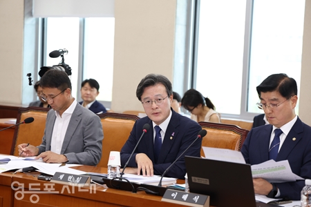 ▲6월 19일 국회에서 열린 행안위 전체회의에 참석한 채현일 의원(가운데)이 “현재 서울시의 출연기관인 TBS가 위기를 맞고 있다”라며 이에 대한 문제점을 지적하고 있다. Ⓒ영등포시대
