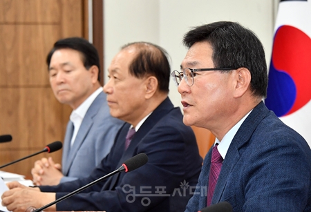 ▲이헌승 의장(오른쪽(이 “국민의힘이 가장 먼저 해결해야 할 과제가 당헌·당규 개정이다”라며 “당을 정상화하기 위한 오늘 안건에 아무쪼록 원안대로 동의해 주시기를 간곡하게 요청한다”라고 말하고 있다. Ⓒ영등포시대  