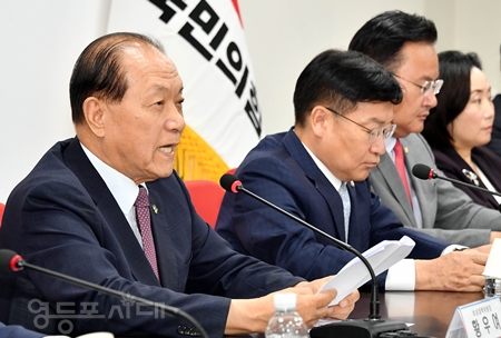 ▲황우여 비대위원장(사진 왼쪽)이 6월 20일 여의도 당사에서 열린 비대위원회 모두 발언에서 “(당헌 개정안이 통과 됨으로써) 널리 국민의 관심과 지지도 포함하고 있는 우리 모두의 대표가 되고 지도부가 형성될 것이다”라고 강조하고 있다. Ⓒ영등포시대