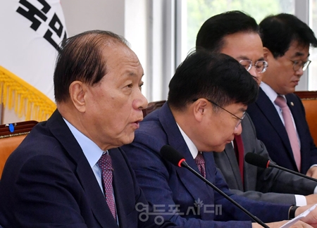 ▲황우여 비대위원장(왼쪽)이 6월 24일 국회에서 열린 비상대책위원회 모두 발언에서 “7·23 전당대회로 우리는 하나가 되어야 한다”라고 강조하고 있다. Ⓒ영등포시대 