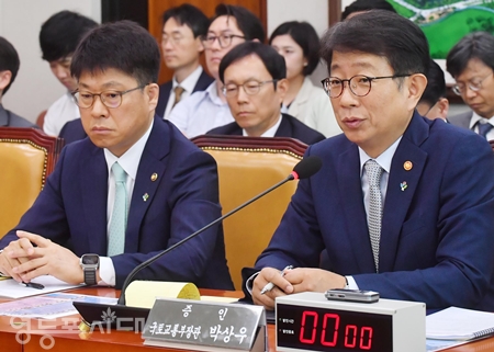 ▲국회 국토교통위원회가 25일 개최한 ‘전세사기 피해자지원 대책 관련 청문회’에 증인으로 출석한 박상우 국토부 장관(오른쪽)이 의원들의 질문에 답하고 있다. Ⓒ영등포시대