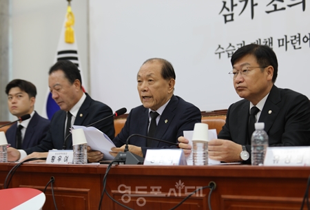 ▲황우여 비대위원장(오른쪽에서 두 번째)이 6월 27일 국회에서 열린 비대위원회 모두 발언에서 “추경호 원내대표께서 사임을 표명한 지 벌써 사흘이 지났다”라며 “비대위원장으로서 조속히 복귀해 주실 것을 다시 한번 간곡히 부탁드린다”라고 밝히고 있다. Ⓒ영등포시대 