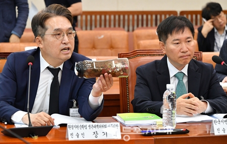 ▲장기섭 환경자원순환업생존대책위원회 사무처장(왼쪽)이 시멘트가 만들어지는 과정을 설명하고 있다. Ⓒ영등포시대 