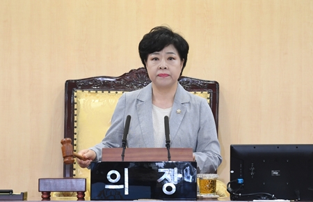 ▲전반기 민주당 소속으로 영등포구의회 9대 전반기 의장을, 후반기에는 구의원 만장일치로 국민의힘 당적으로 의장에 당선된 정선희 의원 /이미지=영등포구의회 제공