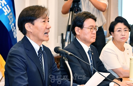 ▲조국 조국혁신당 대표(왼쪽)가 6월 28일 국회에서 열린 최고위원회 모두 발언에서 김진표 전 국회의장이 회고록에 실린 “이태원 참사가 특정 세력에 의해 유도되고 조작된 사건일 가능성도 배제할 수 없다”라는 내용에 대해 강하게 비판하고 있다. Ⓒ영등포시대