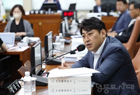 ▲김종길 의원이 서울교통공사를 향해 “전동차 실내 소음 대책을 적정 관리 기준부터 조속히 수립할 필요가 있다”라고 촉구했다.