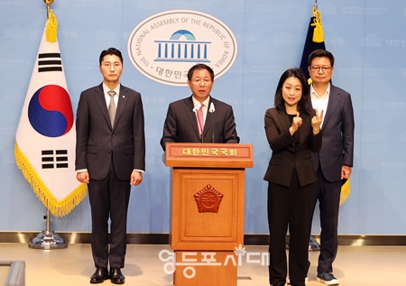 이상휘 국민의힘 미디어특별위원회 위원장이 7월 1일 국회 소통관에서 기자회견을 열고 “방통위원회에 이름을 올린 위원은 2인이다”라며 “따라서, 재적 위원 2인의 과반수에 해당하는 2인이 찬성한 모든 의결 사항은 합법이다”라고 주장하고 있다.Ⓒ영등포시대