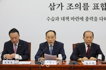 ▲추경호 원내대표(가운데)가 7월 1일 국회에서 열린 비상대책위원회 모두 발언에서 “국민의힘이 국민공감 민생정당, 유능한 정책정당으로 거듭나도록 하는 데 혼신의 힘을 다하겠다”라고 밝히고 있다. Ⓒ영등포시대