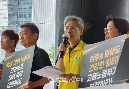▲권영국 정의당 대표가 7월 2일 오전 서울지방고용노동청 앞에서 열린 물류센터 폭염투쟁 선포 기자회견 모두 발언에서 “여름마다 사람 실려 나가는 물류센터, 고용노동부 서둘러 대책 마련해야 한다”라고 촉구하고 있다./이미지=정의당 제공 