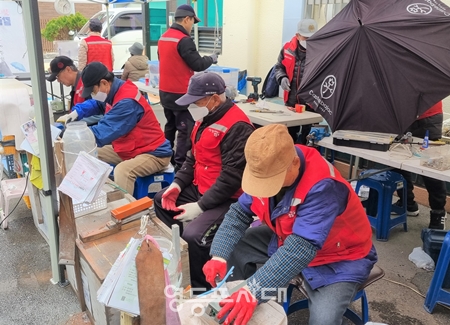 ▲▲주민센터 앞에서 무딘 칼을 갈고, 우산을 수리하고 있는 ‘수리뚝딱 영가이버’ 모습