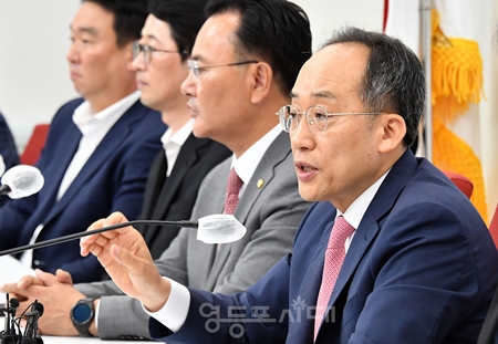 ▲추경호 국민의힘 원내대표(오른쪽)가 7월 3일 국회에서 기자간담회를 열고 “민주당은 지난 2년 동안 총 13번이나 탄핵소추안을 발의한 탄핵 중독 정당이다”라며 “오로지 이재명 방탄을 위한 입법 횡포가 도를 넘고 있다”라고 강하게 비판했다. Ⓒ영등포시대