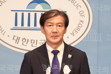 ▲조국혁신당 조국 의원이 7월 4일 국회 소통관에서 기자회견을 열고 “검찰개혁, 신당 창당에 이어 세 번째 백척간두에 선다”라며 “조국혁신당 시즌2, 두 번째 당대표에 도전한다”라고 선언하고 있다. Ⓒ영등포시대 