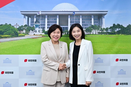 ▲최호정 서울시의회 의장(오른쪽)이 7월 4일 조은희 국회 행정안전위원회 국민의힘 간사와 면담하고 지방의회 발전을 위한 정책 등을 건의했다./이미지=서울시의회 제공