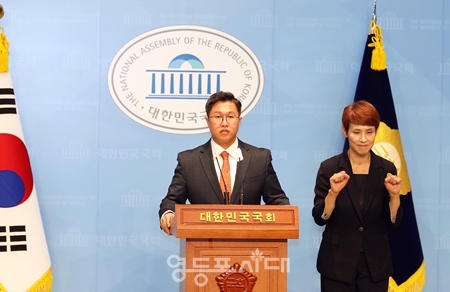 ▲개혁신당 김성열 대변인은 7월 5일 국회 소통관에서 발표한 김건희 여사 명품백 관련 논평에서 한동훈 전 비대위원장을 향해 “자신을 정치권으로 발탁한 윤석열 대통령의 등에 칼을 꽂은 형국으로 맹획이 아니라 주군 동탁을 배신한 여포다”라고 강하게 비판했다. Ⓒ영등포시대