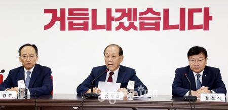 ▲황우여 국민의힘 비상대책위원장(가운데)이 7월 8일 여의도 당사에서 비대위원회를 개최하고 “당대표 후보자들에게 지지율 방안, 민생 대책을 국민과 당원께 소상히 밝혀야 한다”라고 당부하고 있다.Ⓒ영등포시대