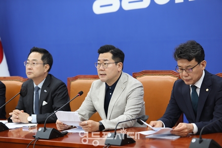 박찬대 민주당 당대표 직무대행 겸 원내대표(가운데)가 9일 국회에서 열린 원내대책회의 모두 발언에서 8일 경북경찰청이 발표한 채 해병 순직 사건 수사 결과에 대해 “혹시나 했더니 역시나였다”라고 비하고 있다. Ⓒ영등포시대 