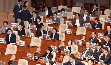 ▲7월 4일 국민의힘 의원들이 손팻말을 들고 채 상병 특검법 국회 본회에 상정한  우원식 국회의장에게 항의하고 있다. Ⓒ영등포시대
