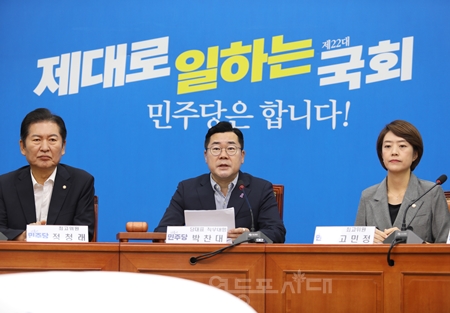 ▲박찬대 원내대표(가운데)가 7월 10일 국회에서 “민주당은 정권이 어떠한 수단과 방법을 동원해도 좌고우면하지 않고 해병대원 특검법을 반드시 통과시키겠다”라고 강조하고 있다. Ⓒ영등포시대