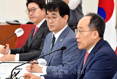 추경호 국민의힘 원내대표가 7월 10일 국회에서 현안 관련 기자간담회를 열고 “이제, 대통령 탄핵을 시작하는 것이냐?”라며 “정녕 대통령을 탄핵하겠다는 것인가?”라고 민주당에 묻고 있다. Ⓒ영등포시대