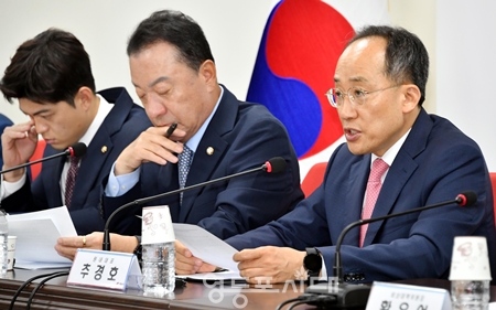 ▲추경호 원내대표(오른쪽)가 “이재명 전 대표와 민주당은 대통령 탄핵 국민 청원을 심사한다는 빌미로 39명의 증인과 7명의 참고인을 부르는 희대의 갑질을 벌이고 있다”라고 비판하고 있다. Ⓒ영등포시대