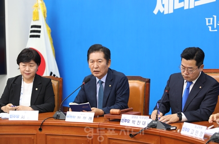 ▲정청래 최고위원(가운데)이 “작금에 벌어지는 수많은 국정농단, 국기문란의 그림자가 한 곳으로 지목되고 있다”라며 “모든 길이 로마로 통하듯, 모든 길은 그분으로 통합니까?”라고 에둘러 김건희 여사를 비판하고 있다. Ⓒ영등포시대