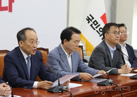 ▲추경호 국민의힘 원내대표(왼쪽)가 7월 16일 국회에서 열린 원내대책회의 모두 발언에서 “어쩌다 이렇게 우리 헌법이 무너졌는지 한탄스러울 따름이다”라며 “대한민국 헌법의 기본 정신을 되새기는 제헌절이 되기를 바란다”라고 밝히고 있다. Ⓒ영등포시대